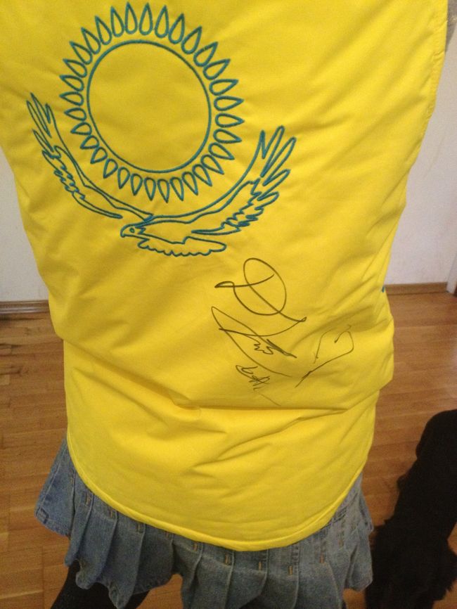 そして夏に買ったカザフのオリンピックユニフォーム(https://4travel.jp/travelogue/11617727)にサインいただきました！目立ちすぎて会場の広報に写真撮られ、MEGAのホームページに載っちゃいました(笑)