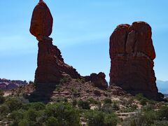 今にも崩れ落ちそうな石柱は、「バランス・ロック(Balance Rock)」です