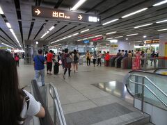 MRTに乗り新左営駅に到着しました。