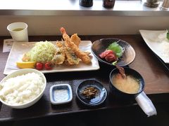 自宅から京急線で三崎口までいき、バスに乗り換えて三崎港までいきました。
結構遠かったです。
昼食は魚市場食堂、混んでいましたがすぐ座れました。