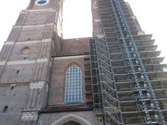 そして初日から気になっていたフラウエン教会へ。
一本の塔は修復中でした。