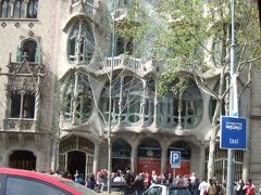 カサ・バトリョ (Casa Batllo)　ガウディ建築のひとつです。