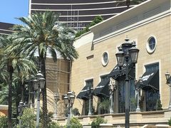 ウィンは 再開したようです。
たまにパーキングに車が入っていきました。
https://twitter.com/wynnlasvegas/status/1268603963294662656?s=21