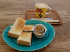 翌朝は岡山駅前にあるザ・コーヒーバーでパンとカフェラテ。