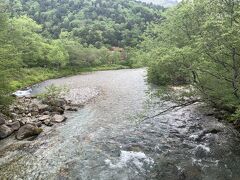 上高地の清流・梓川。