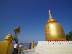 食事を終えて訪れたのはブーパヤー・パゴダです。川沿いにあり、地元の方々にも人気の寺院です。