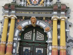写真はハン・ミュンデン：マルクト広場とヴェーザールネサンス様式の市庁舎入口