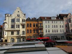 広場はさほど広くないが5、6階建ての木組みの家が両側に並び、その奥に市庁舎がある。

写真はハン・ミュンデン：マルクト広場の朝市、市庁舎の反対側の建物。