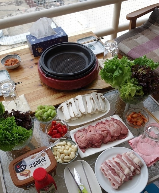 6日　　夕食<br />タン焼き　（リンヤーン）◎<br />豚の3段ばら肉（サンチャン.ムゥー）<br />今日は朝、コンドー3階で友人（Mさん）とバッタリ会い、夕食にお誘いしました。<br />