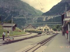 グルント駅は、WAB鉄道の車庫がある駅。
グリンデルワルド駅から坂を下りてきて、この駅でスイッチバックして、あのユングフラウヨッホに向けて急坂を登っていく。
ヨーロッパ最高地点にある駅・ユングフラウヨッホには後日行きます。