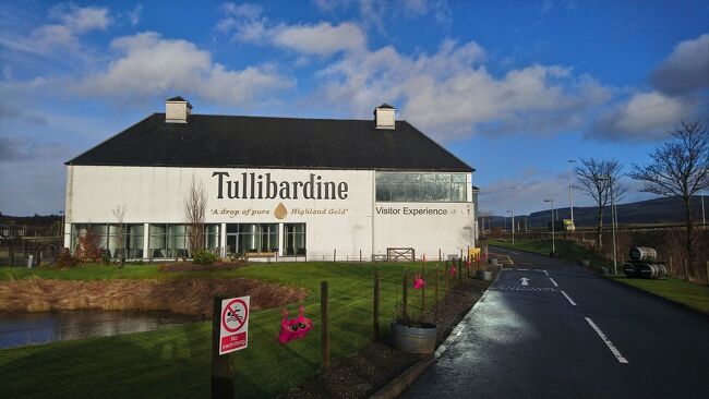 最初に訪ねた蒸溜所は、スコットランドの主要幹線道路であるA9沿いにあるこの蒸溜所。<br /><br />タリバーダィン（Tullibardine）蒸溜所<br />