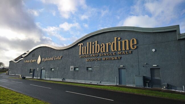 スターリングからパースへ高速道路で移動する際に、いやでも目に飛び込んでくる蒸溜所です。日本でも最近良く見かけるようになったブランドですね。<br /><br />一時期操業を中止していましたが、2000年代に入って復活を遂げました。