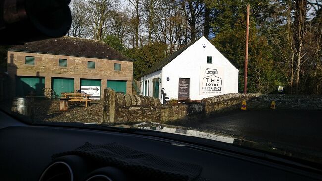 これはおまけ。スコットランドといえば、ウィスキーもさることながらジンのふるさとでもあります。世界的なブランドの蒸溜所は巨大ですが、クラフトジンをリリースしてる小さな蒸溜所も沢山あります。<br /><br />これは、石巡りの際に偶然見つけたクラフト蒸溜所です。<br /><br />ダンディーの北側の小さな村の中にありました。