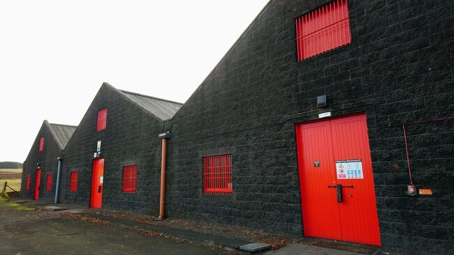 赤いブランドカラーが印象的です。<br /><br />この蒸溜所は残念ながらビジターを受け入れていません。ですんで、外側のみ見学です。