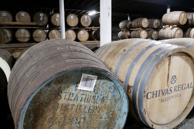 日本でも話題のシーバスリーガルのミズナラウッドの樽が沢山眠っていました。わざわざミズナラ樽を日本から輸入して貯蔵しているのですね。