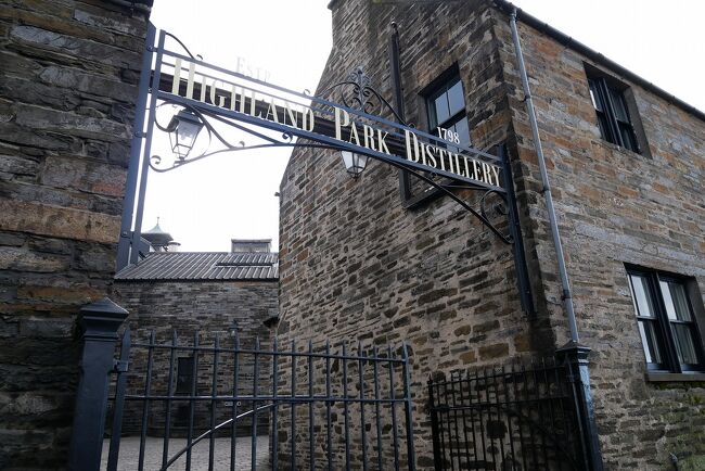 スコットランドの本島からフェリーで北に渡ります。オークニー島は、石巡りにとって外せない島ですが、ウィスキー好きにとっても同じこと。この島には、例の蒸溜所が有ります。<br /><br />ハイランドパーク（Highland park）蒸溜所