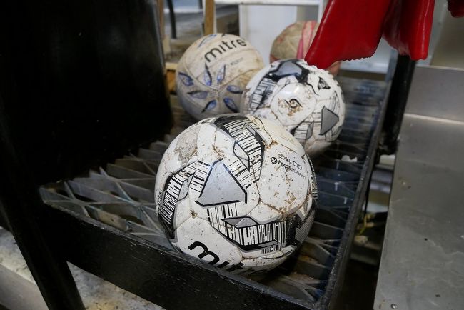 こんな場所に何故か子ども用のサッカーボールがあります。聞けば糖化槽から醗酵槽への送管内を清掃するために利用している、とのこと。サイズがちょうど良いのですね。