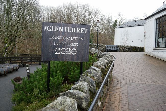 もともとこの蒸溜所は、グレンタレット蒸溜所だったのですが、私が１０年前に訪ねた時には、ブレンドウィスキー　ファイマスグラウス（famous Grouse）のビジターセンターになっていました。<br />https://4travel.jp/travelogue/10439447<br /><br />フェイマスグラウスの主モルトはグレンタレットだったので、都合が良かったのかもしれません。<br /><br />現在は昔の姿のグレンタレット蒸溜所に戻っていました。