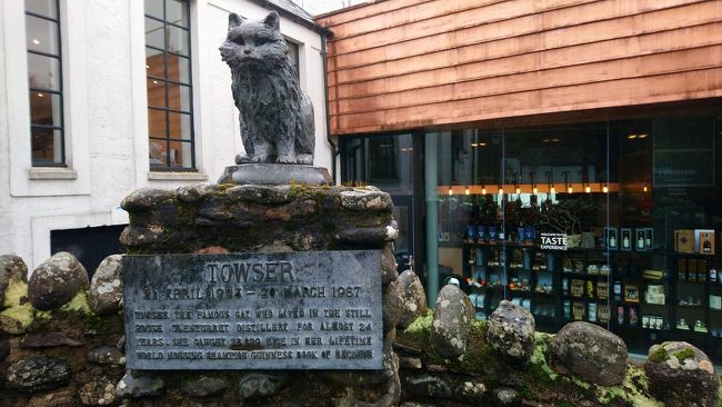 グレンタレット蒸溜所にはウィスキーの原料の大麦を鳥獣から守るために飼われていた猫の銅像が置かれています。この猫はタウザー（Towser）と呼ばれ、捕獲したネズミの多さからギネスブックにも登録されています。