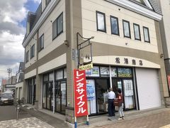 前回はこちら
https://4travel.jp/travelogue/11627139

美瑛駅に一番近い松浦商店で電動アシスト自転車を借ります。

1ｈ 600円
アシストなしだと1ｈ 300円

駅前には数店レンタサイクルの店がありますが、価格はどこも同じ
観光地にしては良心的な価格だと思いますよ。

美瑛は坂が多いのでアシストが無難です。

https://www.biei-hokkaido.jp/ja/experience/matsuura-shop/