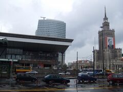 １３時、ワルシャワに到着。
手前の平らな屋根がワルシャワ中央駅。
右のとがった大きな建物は、冷戦時代にソビエト（ソ連）が建てたもので、今は科学館になっている。確か・・・。