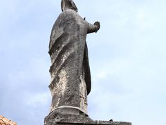 集合場所は北門
門の上には街の外に向かってトロギールの守護聖人イヴァン・ウルスィニ像が建っています。
