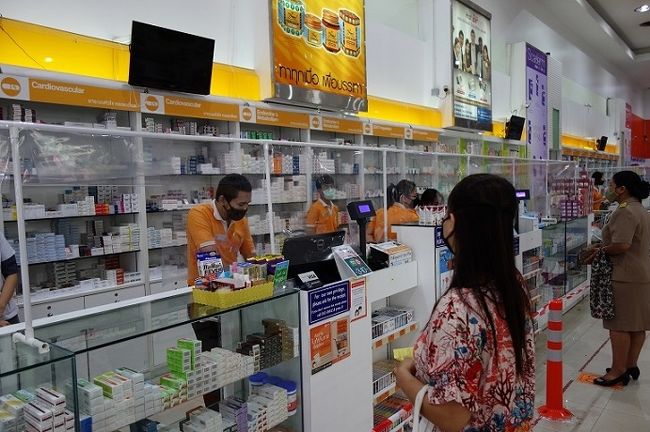 8日　狭心症の薬を買に来ました．．．大きな薬局で薬剤師？など店内には10人以上います。