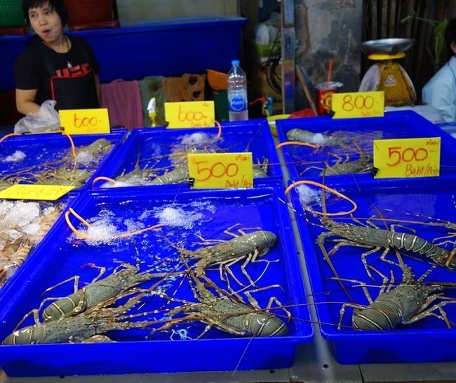 久しぶりに来たが今日は伊勢海老が安い、以前の半額程になっている．．．たぶん外国人が入国できなくなりレストランが閉められ高級な伊勢海老が買われなくなり値が下がった．．．【この値段なら一休は買えるぞ！】　　　　<br />1匹、お買い上げ～550B≒1920円<br />たまには贅沢も良いでしょう。