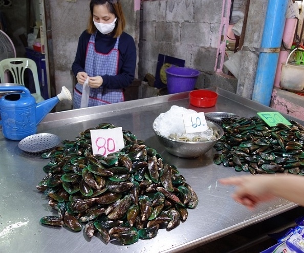 ムール貝（ホイマレンプー）．．．大きいのを　お買い上げ～．．．お客が見えるところに大きな貝．．．店の方は奥の方から袋に入れる．．．帰って見ると小さいのがほとんど．．．バカモン！！こんなんだったら右の50Bのでいいじゃん！<br />今度はお前ん所では買わんぞ！！<br />1Kg 80B　≒　280円