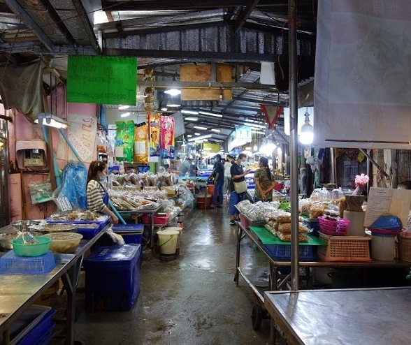 薬を買って、その足でナクルアの海鮮市場に来ました。