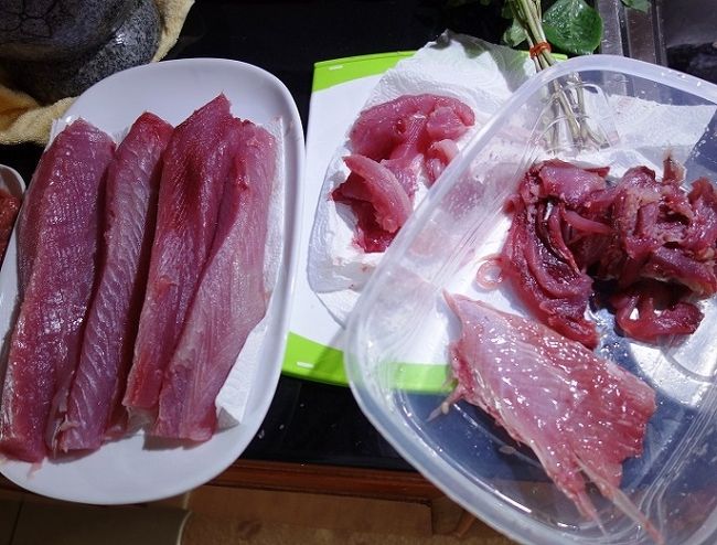 メーバーンがさばきました。<br />刺し身が10人前ほどできましたので殆どが冷凍室へ。