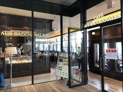 東京・原宿『WITH HARAJUKU（ウィズ原宿）』3F
【CAFE AUX BACCHANALES】

2020年6月9日オープンのブラッスリーカフェ【オーバカナル】原宿の
写真。

混んでいるように見えますが、全員スタッフの方です。

オーバカナルは1995年3月21日、原宿のビルの1Fに誕生しました。

「カフェ」や「ブラッスリー」「ブランジェリー」といった言葉が
まだまだ日本では認知されていなかった当時、
オープンカフェというスタイルを日本に紹介しました。
カフェ、ブラッスリー、ブランジェリーという3つの異なるスタイルが
共存する、まったくオリジナルのブランドとして、
流行や文化がオーバカナルから生まれました。

＜営業時間＞
11:00～23:00（L.O.22:00）

http://www.auxbacchanales.com/