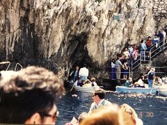 Grotta Azzurra への入場を待つ
小舟たちで入口付近は大混雑。
我々も、船の上で1時間程待ち…
揺れて少し船酔い気味です。