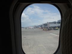 台北・松山空港に到着。あっという間の空の旅。