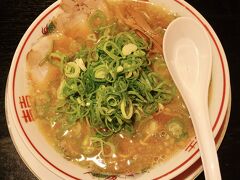 ラーメン屋を探してたんやけど、近くに2軒あり、直感でこちらの勝鞍へ。
京都風のこってり醤油スープでなかなか美味かった！