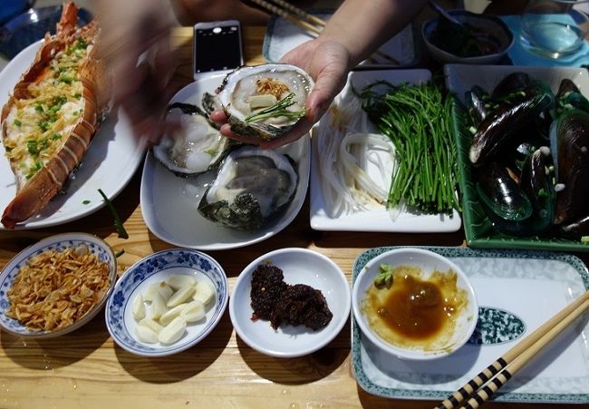 8日　　夕食<br />マグロ刺身．．．あれ！写真がない　◎<br />ムール貝（ホイ.マレンプー）．．．赤ワイン入り◎　<br />生牡蠣　．．．デカイ．．．最高の大きさで美味い◎◎<br />伊勢海老（クン.マンコーン）．．．プリプリだ！さすが生き物◎〇