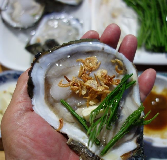 これは癖になります2ケ食べて満足．．．口の小さい方は半分にして食べましょう。<br />生ニンニク　ホームチアオ揚げ　パッカチイン（緑色の葉）を添えて食べます一休はワサビ醤油も入れます。