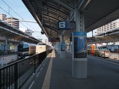 その後高松駅では、折り返し準備の為、暫しの間停車時間が。
車外に出て、四国の列車たちを撮ったり、飲み物を買ったり…