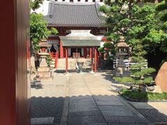 藤次寺という立派なお寺でした。朱塗りがあざやか。作家の山崎豊子さんのお墓があるらしいです。