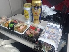 新幹線車内で朝食。例によって朝ビー。この瞬間のために私は生きていると言っても過言ではない！！