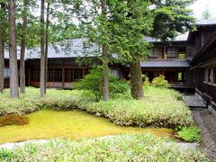 御用邸記念公園に着くと、この日は栃木県民の日で、通常500円の入園料が無料だった。
日光田母沢御用邸は、大正天皇が皇太子だった時、夏の避暑のために造営されたもので、建物だけでも4,471平米（1,352坪）もあり、部屋は１０６もあるそうだ。
ひとつの木造建築物の面積としては、国内最大らしい。