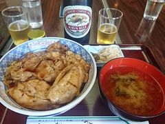 ちょっと腹ごしらえ。有名らしい新屋（あたらしや）さんへ。なんと言ってもビールがしみます～。私はやきとり丼を。柔らかなお肉たっぷり、タレも香ばしくて食が進みます。