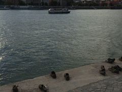 ドナウ川沿いを北上すると、靴が並んだ場所が出てきます。
こちら、ユダヤ人が第二次世界大戦で虐殺された場所のメモリアルなんだそうです。殺害される前、靴は再利用するため、脱いだ後に殺害されたなどといわれており、そのメモリアルとなっています。
(虐殺については諸説あるそうです)