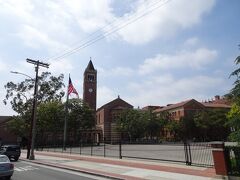 駅を降りると、南カリフォルニア大学（USC）