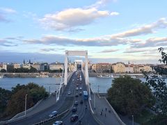 わたってきた橋がこちら、エリザベス橋。現地語ではエルジェーベトと発音するようです。