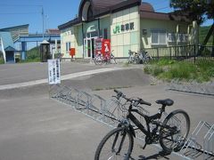 で、和寒駅までやって来ました。
相棒のケロアメちゃん（稚内出身）と恒例の記念撮影。
（ケロケロマニアマニア（？）の方へ、ケロアスちゃん（札幌出身）とケロエクちゃん（通販）の登場までは、今しばらくお待ち下さいませ…(;^ω^)。）