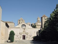 車で1時間半ほど移動しポブレー修道院へ。
カトリック教会の中のシトー派に属する修道院で、カタルーニャにあるシトー派の巡礼地の一つでもある。
1991年にユネスコ世界遺産に登録されているけど、日本人どころか観光客自体ほとんど居なかった。地域一帯すごくのどかで暑すぎないけど、カラッとした気候もあって気持ちいい。