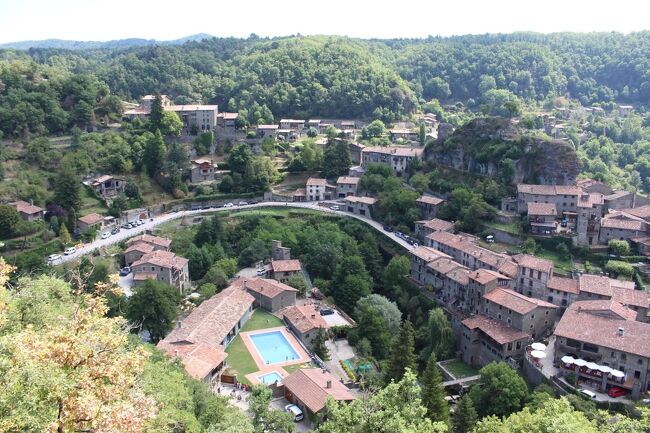 スペインの村落風景 ルピ_Rupit 独特の個性を放つ石造りの街並み！中世より少し後に