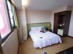 高雄のお宿は『サンワイズホテル(金暉商務大飯店)』だ。
台鉄高雄駅の西にある。
一泊3,000円ほどの駅前ホテルだが、フロントもあり、清潔で、悪くない。
この北向きの窓から外を見ると…