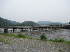 駅から歩いてすぐ、嵐山と言えばの「渡月橋」へ。

駅降りても人があまりいなかったが、渡月橋も遠くからみる限り、人影はまばら。この時点で朝9時。朝早めというのも少しはあるかな。